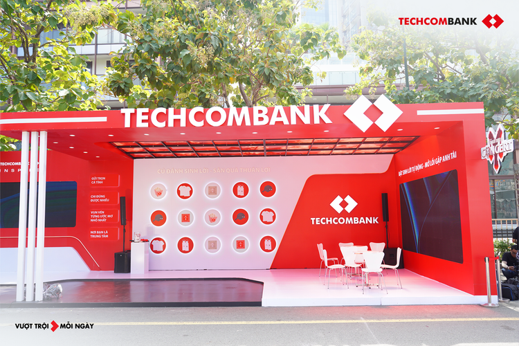 Khách hàng trả lời phỏng vấn hoặc booth TCB