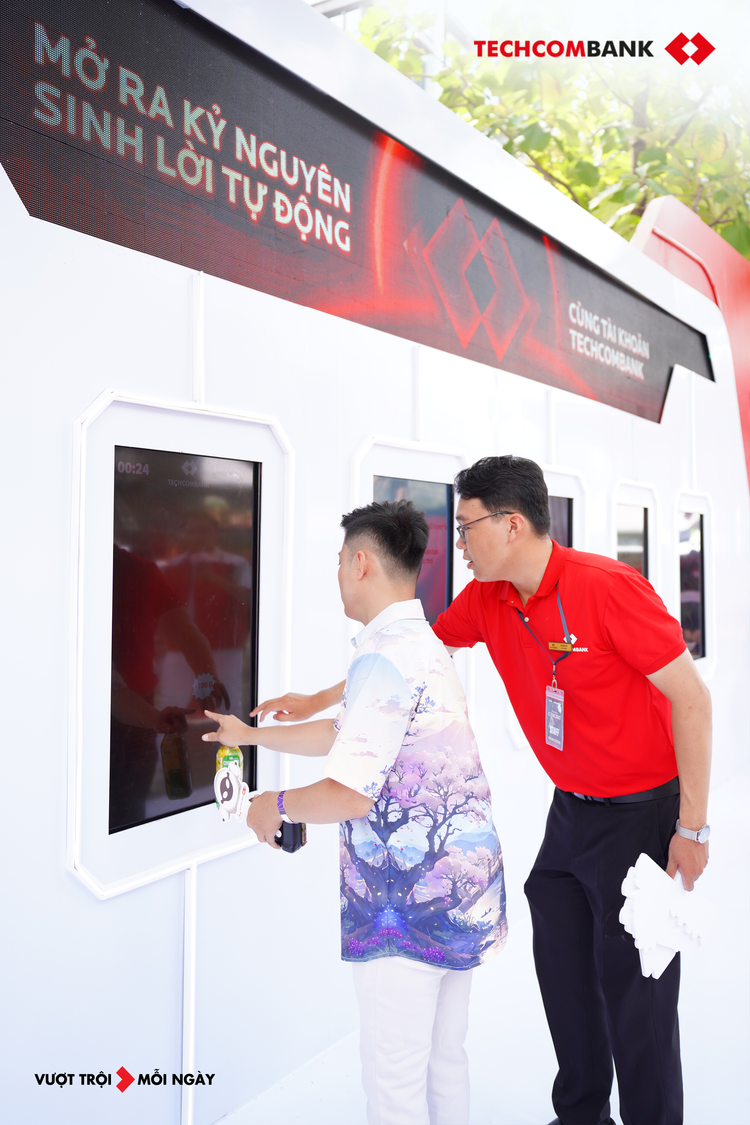 Khách hàng hào hứng check-in tại booth trải nghiệm của ngân hàng Techcombank