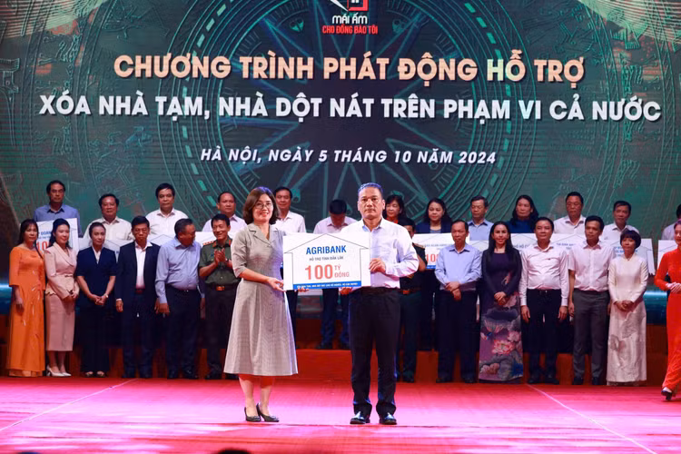 Agribank ung ho 100 ty dong chuong trinhh xoa nha tam, nha dot nat tren ca nuoc-Hinh-2
