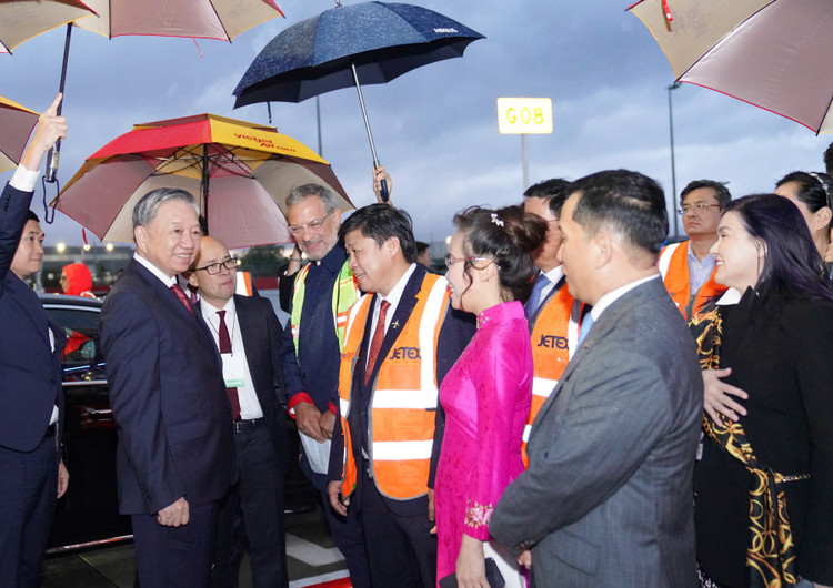 Airbus va Vietjet ban giao tau bay mang hinh anh ky niem 50 nam quan he ngoai giao-Hinh-2