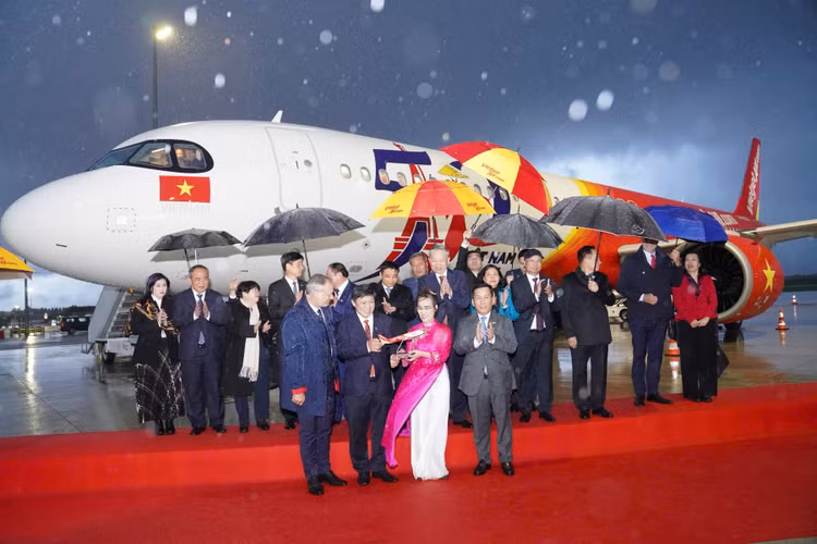 Airbus va Vietjet ban giao tau bay mang hinh anh ky niem 50 nam quan he ngoai giao-Hinh-3