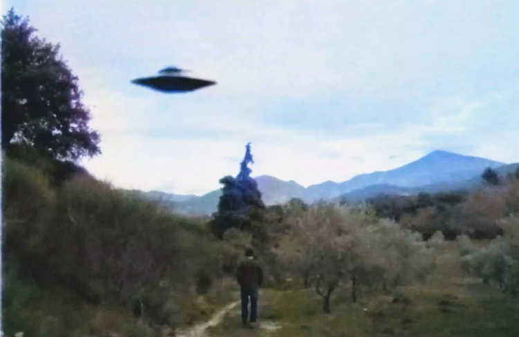 Choang vang loat dau vet la cua UFO tung ghe tham Trai dat?-Hinh-9