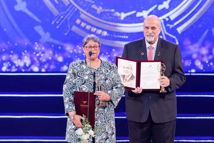 Giáo sư Quarraisha Abdool Karim (trái) - Chủ nhân Giải thưởng VinFuture 2021 dành cho Nhà khoa học đến từ các nước đang phát triển, Thành viên Hội đồng Sơ khảo Giải thưởng VinFuture, Chủ tịch Viện Hàn lâm Khoa học Thế giới. Ảnh: VFP.