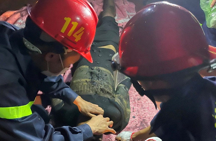 Hai Phong: Cuu mot nguoi mac ket trong dam chay bi suy ho hap