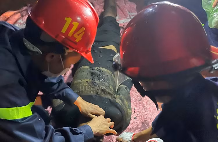 Hai Phong: Cuu mot nguoi mac ket trong dam chay bi suy ho hap