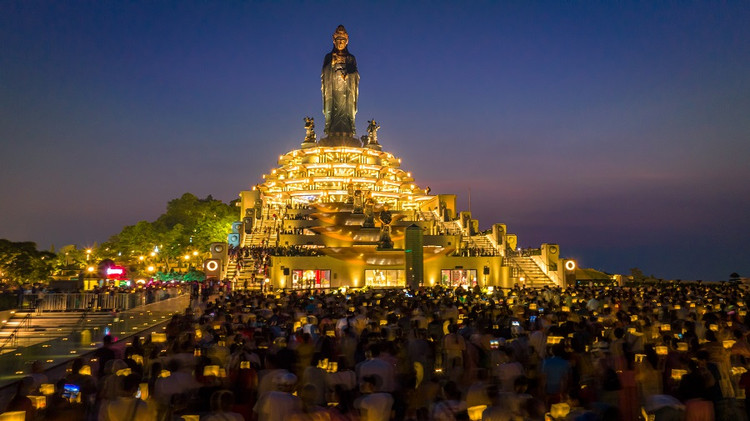 Chi 200.000 dong, du khach co the di cap treo len nui Ba Den tham du le via Ba va le dang dang ky luc-Hinh-3