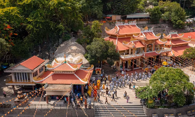 Chi 200.000 dong, du khach co the di cap treo len nui Ba Den tham du le via Ba va le dang dang ky luc