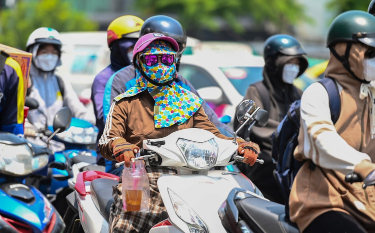 Người dân thành phố đối mặt với cái nắng cháy da khi ra đường. Ảnh: Tạp chí Kinh tế môi trường.