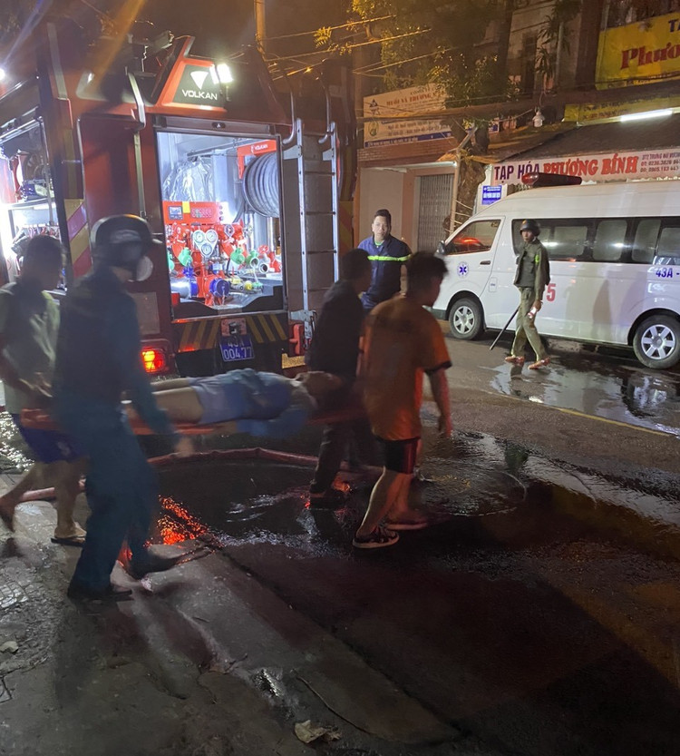 Da Nang: Pha tuong, giai cuu 2 nguoi mac ket trong dam chay