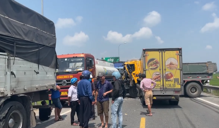 Quang Nam: Hien truong vu xe tai va cham lien hoan tren quoc lo 1A