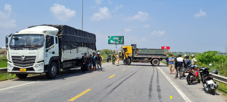 Quang Nam: Hien truong vu xe tai va cham lien hoan tren quoc lo 1A-Hinh-4