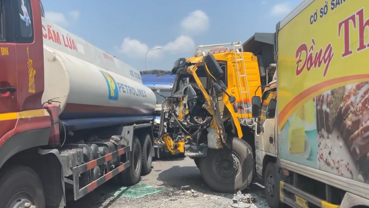 Quang Nam: Hien truong vu xe tai va cham lien hoan tren quoc lo 1A-Hinh-2