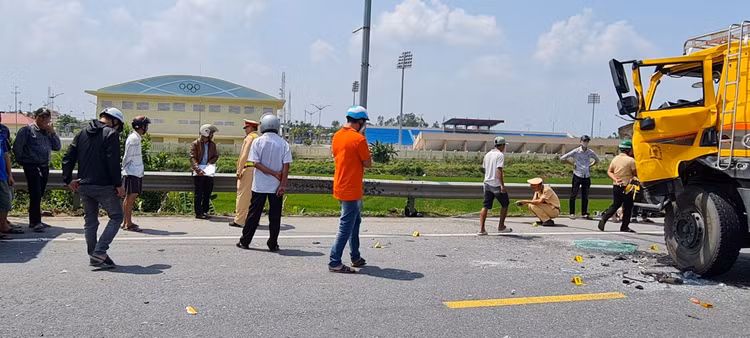 Quang Nam: Hien truong vu xe tai va cham lien hoan tren quoc lo 1A-Hinh-13