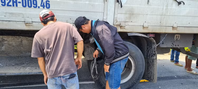 Quang Nam: Hien truong vu xe tai va cham lien hoan tren quoc lo 1A-Hinh-5