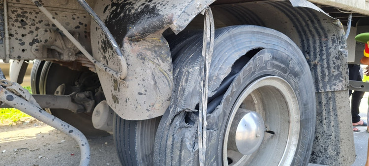 Quang Nam: Hien truong vu xe tai va cham lien hoan tren quoc lo 1A-Hinh-9