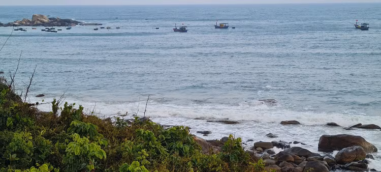 Den Binh Dinh, ngam ve dep hoang so cua bai bien Trung Luong