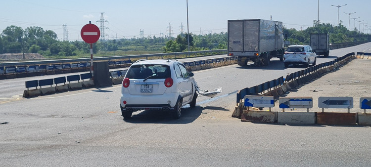 Da Nang: Va cham voi xe tai, o to con vo nat phan dau-Hinh-2