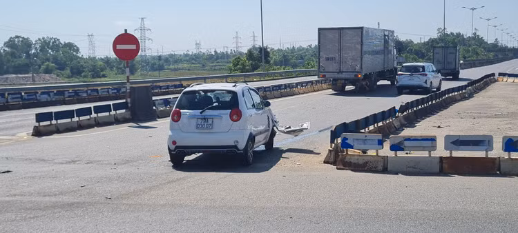 Da Nang: Va cham voi xe tai, o to con vo nat phan dau-Hinh-2