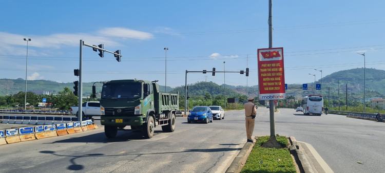 Da Nang: Va cham voi xe tai, o to con vo nat phan dau-Hinh-9