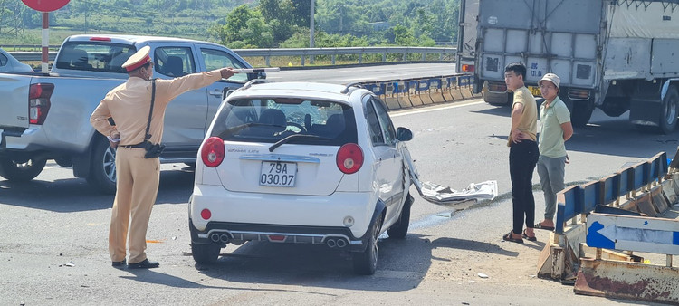 Da Nang: Va cham voi xe tai, o to con vo nat phan dau-Hinh-10