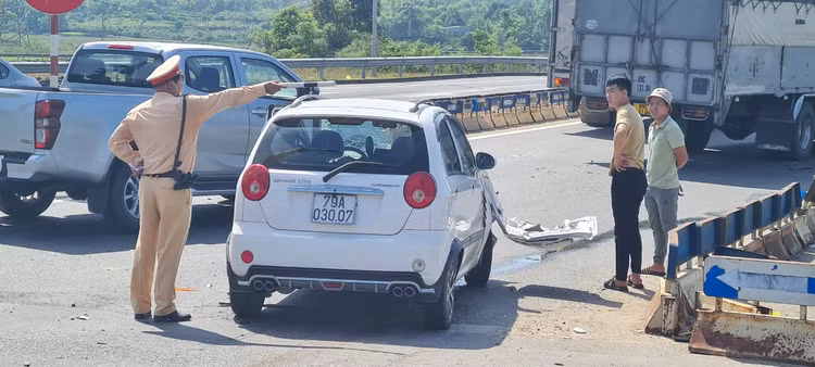 Da Nang: Va cham voi xe tai, o to con vo nat phan dau-Hinh-10