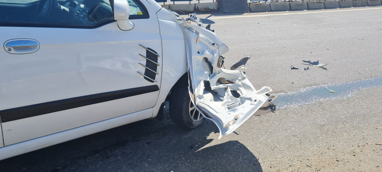 Da Nang: Va cham voi xe tai, o to con vo nat phan dau-Hinh-4