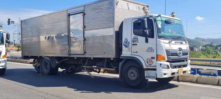 Da Nang: Va cham voi xe tai, o to con vo nat phan dau-Hinh-5