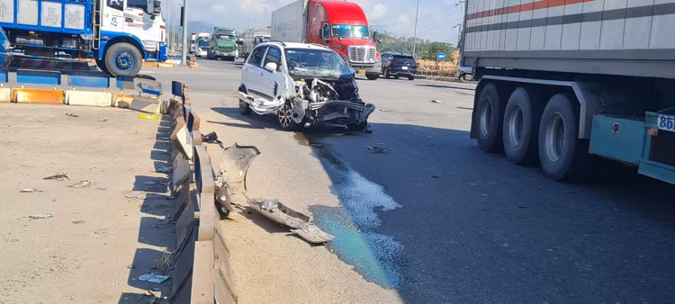 Da Nang: Va cham voi xe tai, o to con vo nat phan dau