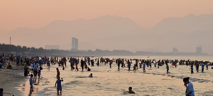 Nong do lua, dan Da Nang un un ra bien giai nhiet-Hinh-6