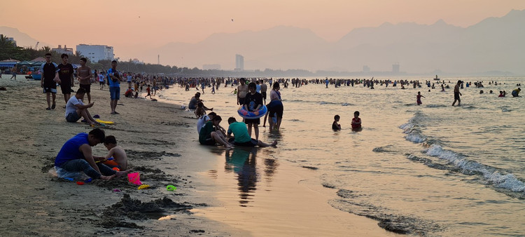 Nong do lua, dan Da Nang un un ra bien giai nhiet-Hinh-9