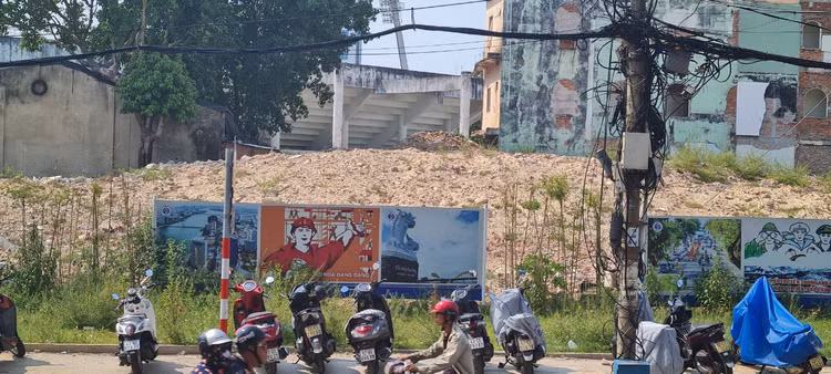 SVD Chi Lang sau 1 nam pha do: Nhech nhac giua khu dat “kim cuong“