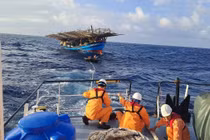 Cứu thành công tàu cá Quảng Ngãi gặp nạn trên biển Đông