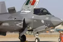 [GALLERY] Mục thị tiêm kích F-35B Ý lần đầu tiên hạ cánh trên cao tốc 