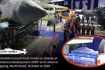 Chiếc tàu ngầm xuất hiện ở một góc xa trong bức ảnh do KCNA công bố.