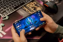 Pin 4900mAh, Samsung Galaxy S25 Edge cày game được bao lâu?