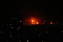 Ngọn lửa bốc lên từ một kho chứa dầu ở phía nam thủ đô Tehran khi các cuộc không kích diễn ra. Ảnh: AP