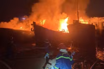 Vụ hỏa hoạn tại bến tàu sông Trà Bồng thiêu rụi 4 tàu cá