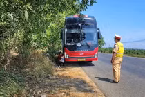 CSGT Quảng Ngãi xử phạt xe khách chở quá số người quy định