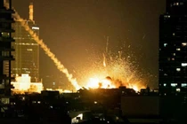 Hết kế chuyển dầu, Tổng thống Trump đe dọa cắt điện Iran