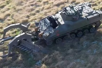 Anh biến xe chiến đấu bộ binh Warrior thành robot dò mìn