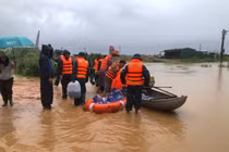 Quảng Ngãi ứng phó mưa lũ, giải cứu người dân và đảm bảo an toàn giao thông
