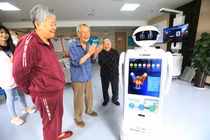 Trung Quốc Thí Điểm Robot Chăm Sóc Người Cao Tuổi Hiện Đại