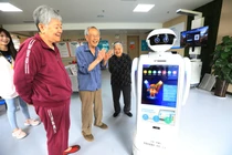 Trung Quốc Thí Điểm Robot Chăm Sóc Người Cao Tuổi Hiện Đại