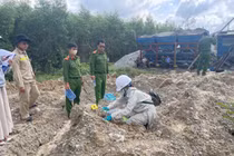 Trạm trộn bê tông đổ trái phép hơn 700 tấn chất thải tại Quảng Ngãi