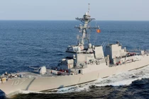 Tàu chiến áp sát Venezuela, Mỹ sẵn sàng "dùng mọi sức mạnh"