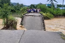 Lũ cuốn sập cầu dân sinh ở Quảng Ngãi, 316 hộ dân bị chia cắt 