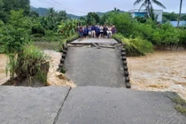 Lũ cuốn sập cầu dân sinh ở Quảng Ngãi, 316 hộ dân bị chia cắt 