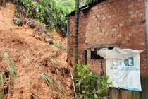 Nguy cơ sạt lở núi Hòn Dồ, Quảng Ngãi di dời khẩn cấp 43 hộ dân