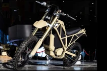 Thực ra Kalashnikov đã bước chân sang lĩnh vực xe máy từ năm 2020, không còn chỉ là nhà sản xuất vũ khí. Họ từng gây chú ý với các mẫu xe điện mang phong cách cổ điển như Izh-49. Nhưng đến tháng 12/2025, hãng chính thức nâng cấp dòng Izh Enduro, biến nó thành một nền tảng linh hoạt đúng nghĩa, hướng mạnh vào nhu cầu quân sự nhưng vẫn mở cửa cho người dùng dân sự.