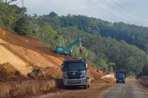 Quảng Ngãi đẩy nhanh khắc phục sạt lở trên Quốc lộ 24 để đảm bảo giao thông